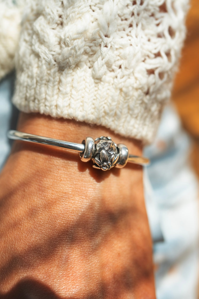 Edelweiss Avec bracelet rigide en labradorite