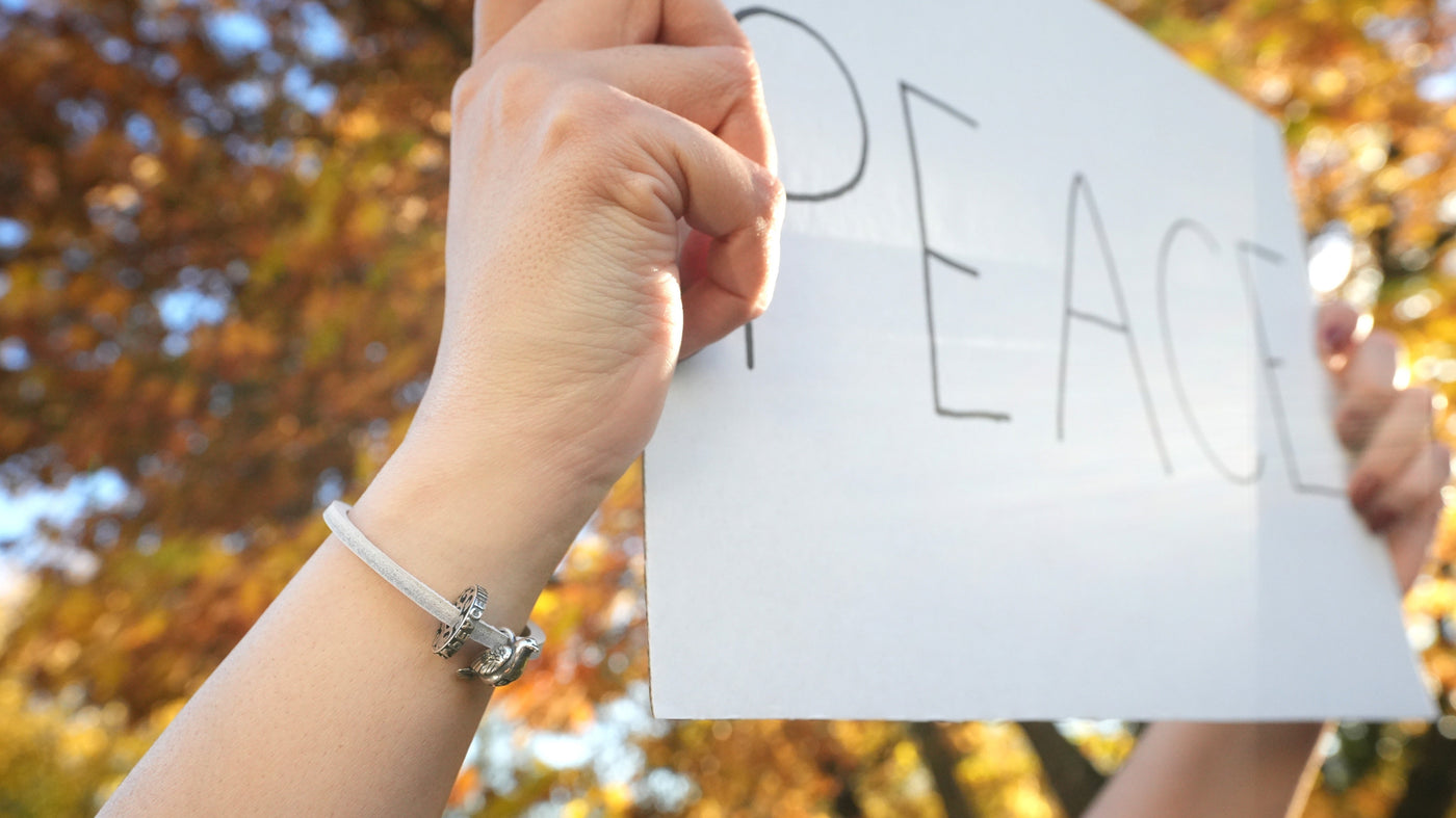 Bracelet en cuir PEACE avec 2 beads (inclut un don à la Croix-Rouge) Taille unique – un cadeau qui convient toujours !