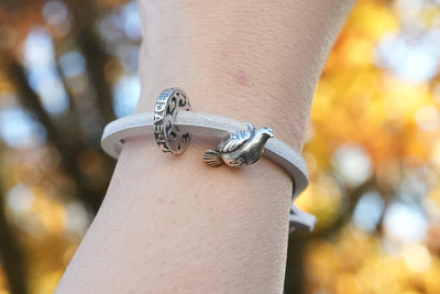 Bracelet en cuir PEACE avec 2 beads (inclut un don à la Croix-Rouge) Taille unique – un cadeau qui convient toujours !