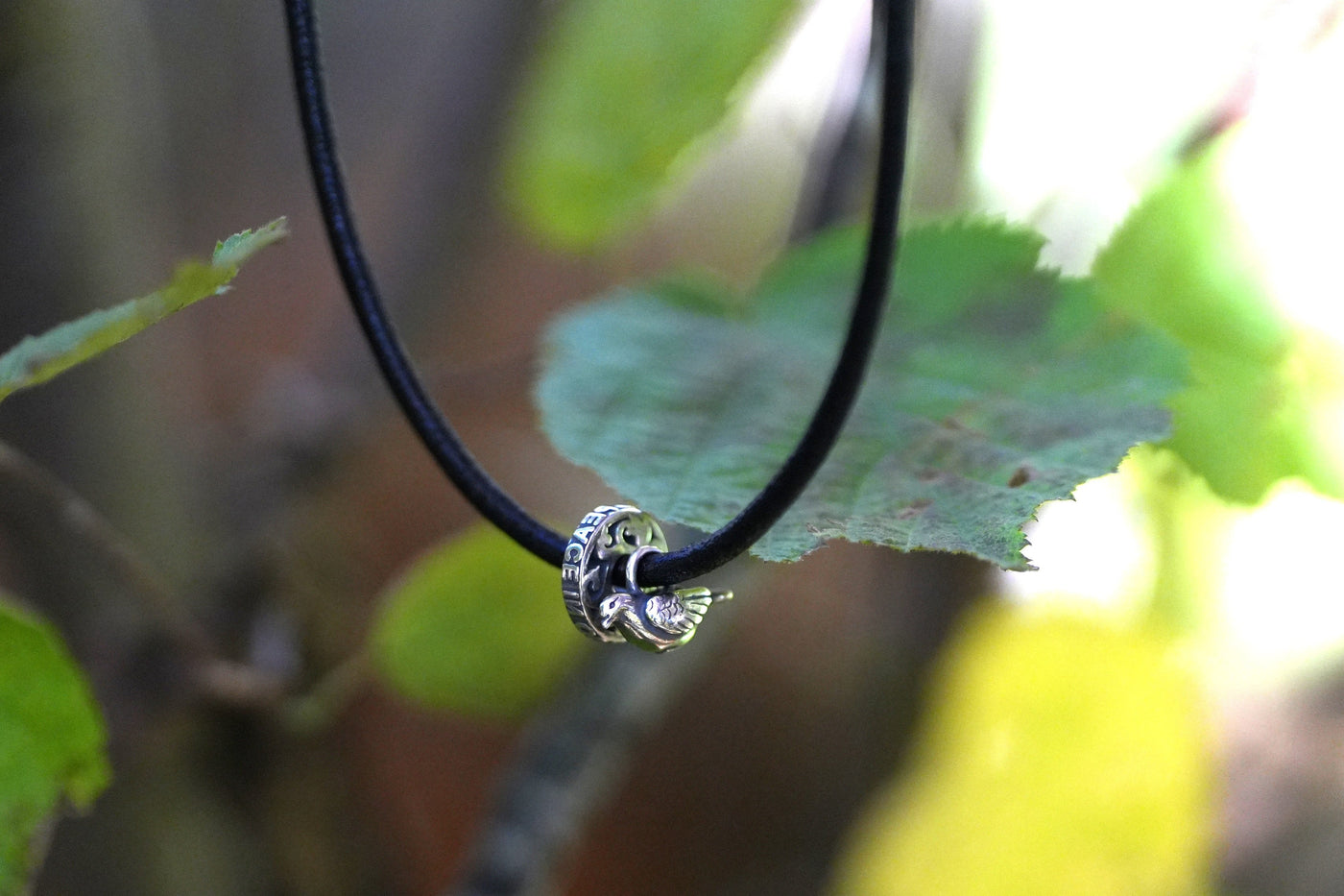 Set collier en cuir PEACE avec 2 beads (inclut un don à la Croix-Rouge)
