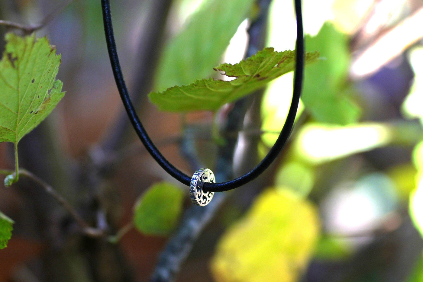 Collier en cuir PEACE avec 1 bead (inclut un don à la Croix-Rouge)
