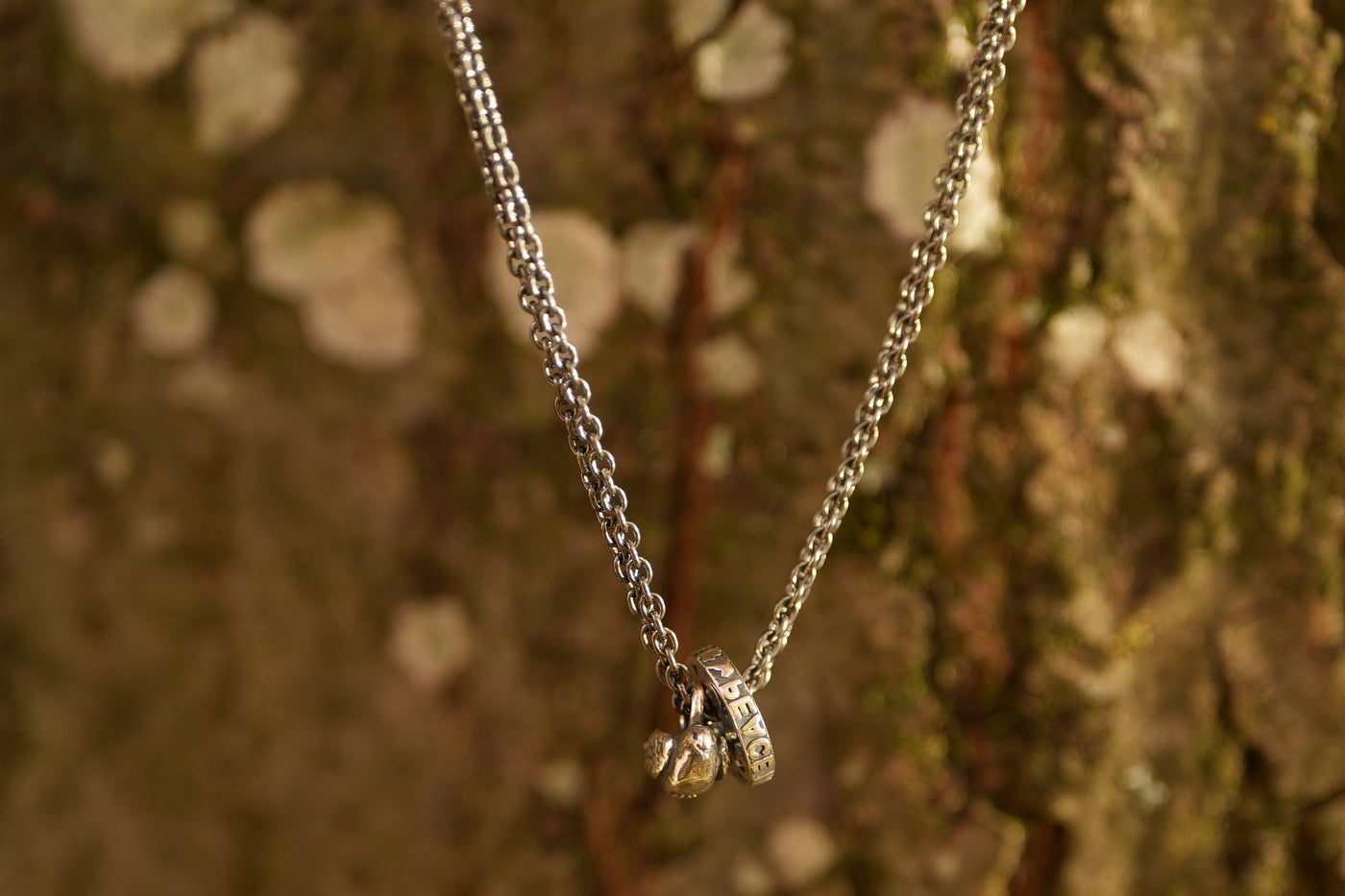 Collier en argent PEACE avec 2 beads (inclut un don à la Croix-Rouge)