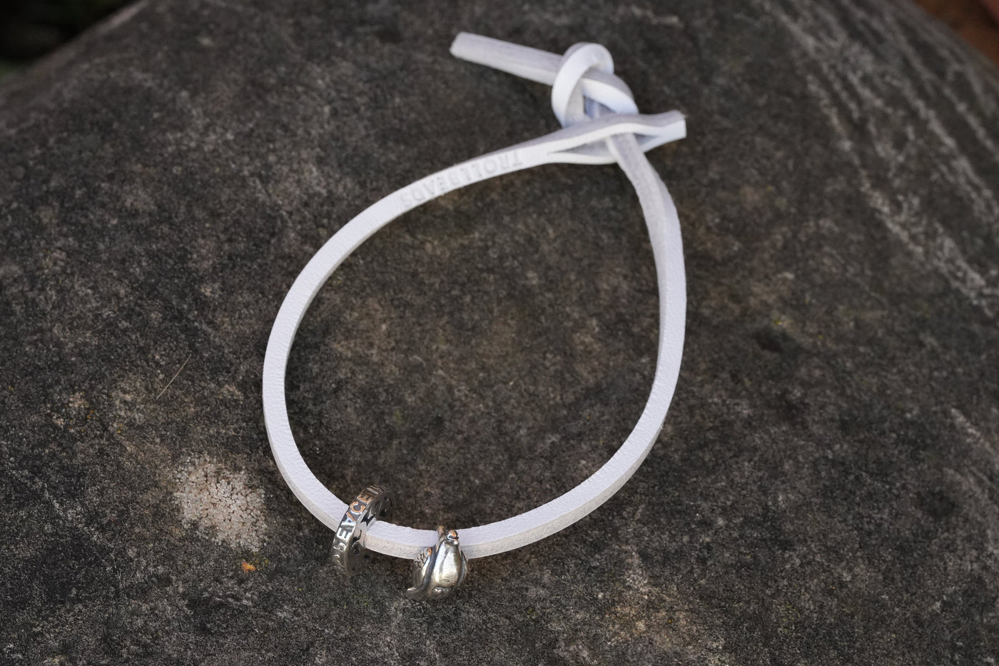 Bracelet en cuir PEACE avec 2 beads (inclut un don à la Croix-Rouge) Taille unique – un cadeau qui convient toujours !