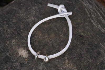 Bracelet en cuir PEACE avec 2 beads (inclut un don à la Croix-Rouge) Taille unique – un cadeau qui convient toujours !