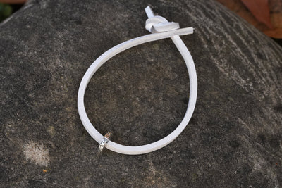 Bracelet en cuir PEACE avec 1 bead (inclut un don à la Croix-Rouge)
Taille unique – un cadeau qui convient toujours !