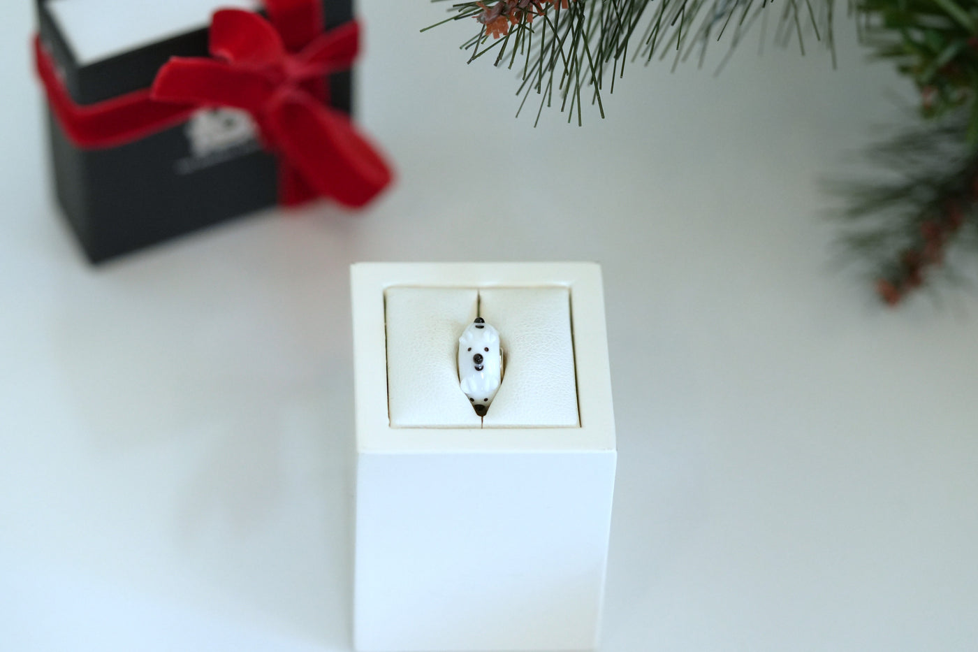 Bianco der Polarbär mit Magnet