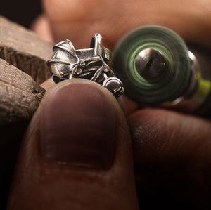 Die Herstellung des silbernen Kinderwagens von Trollbeads namens Sweet Dreams