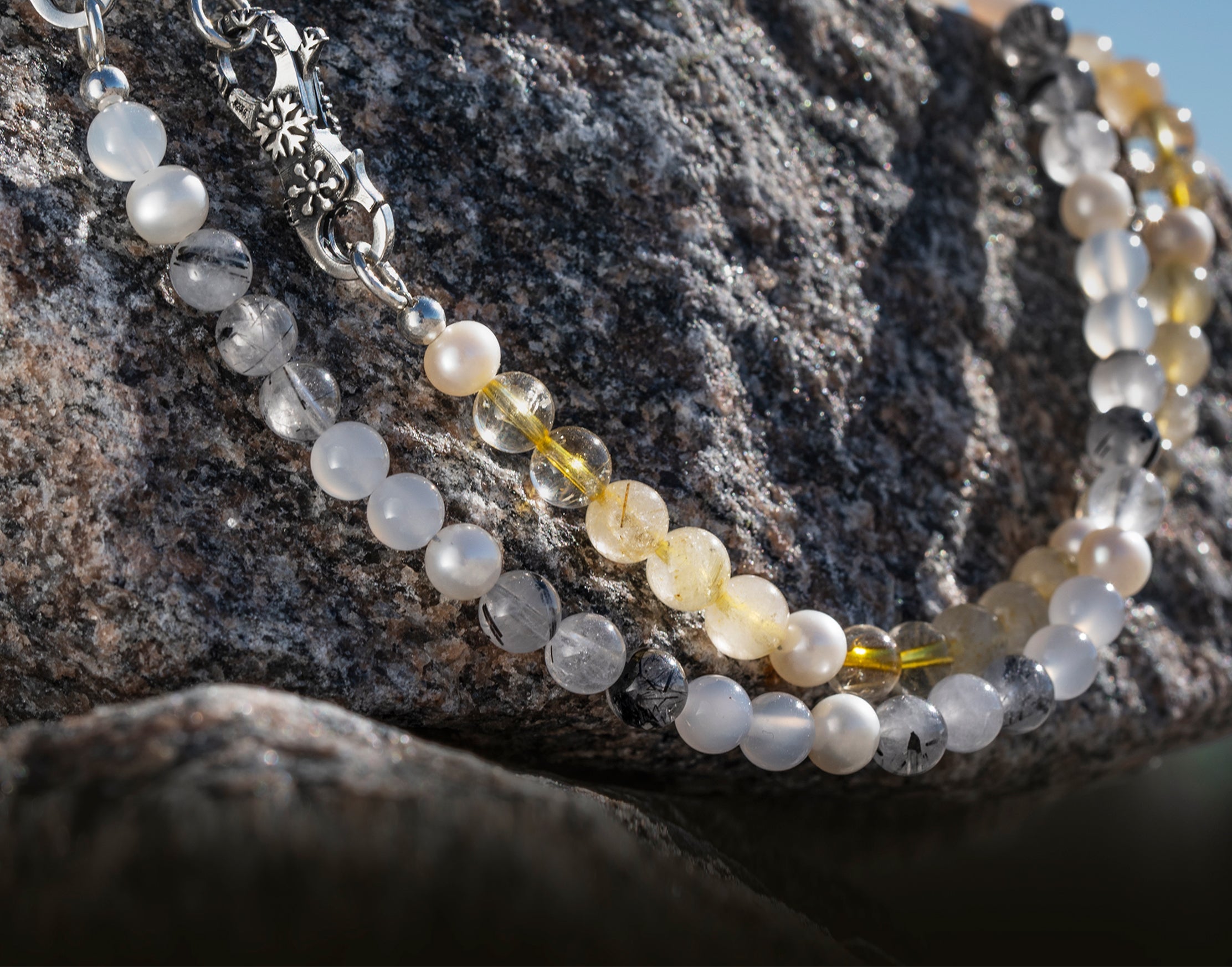 Trollbeads Traumhafte Halsketten mit verschiedenen Edelsteinen und Perlen und einem Verschluss