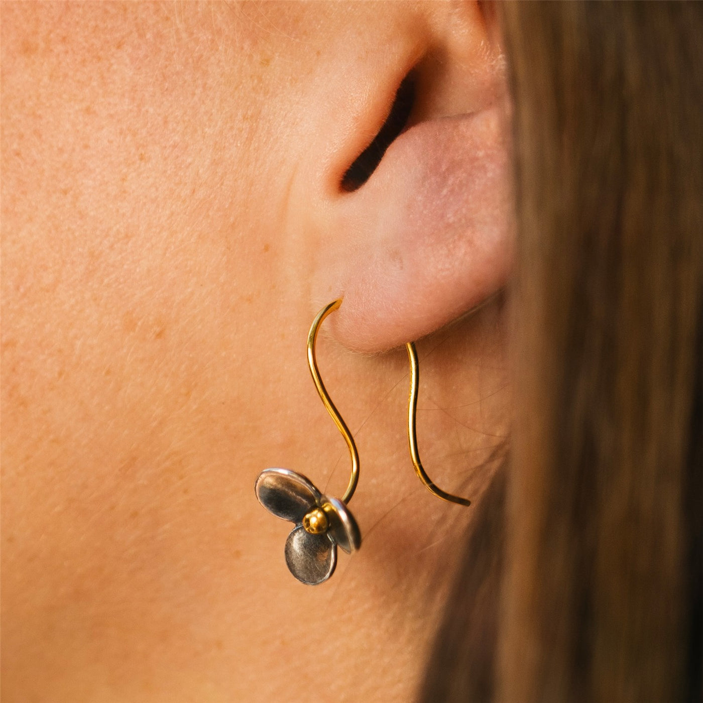 Blumenpoesie mit Ohrhaken 18k vergoldet